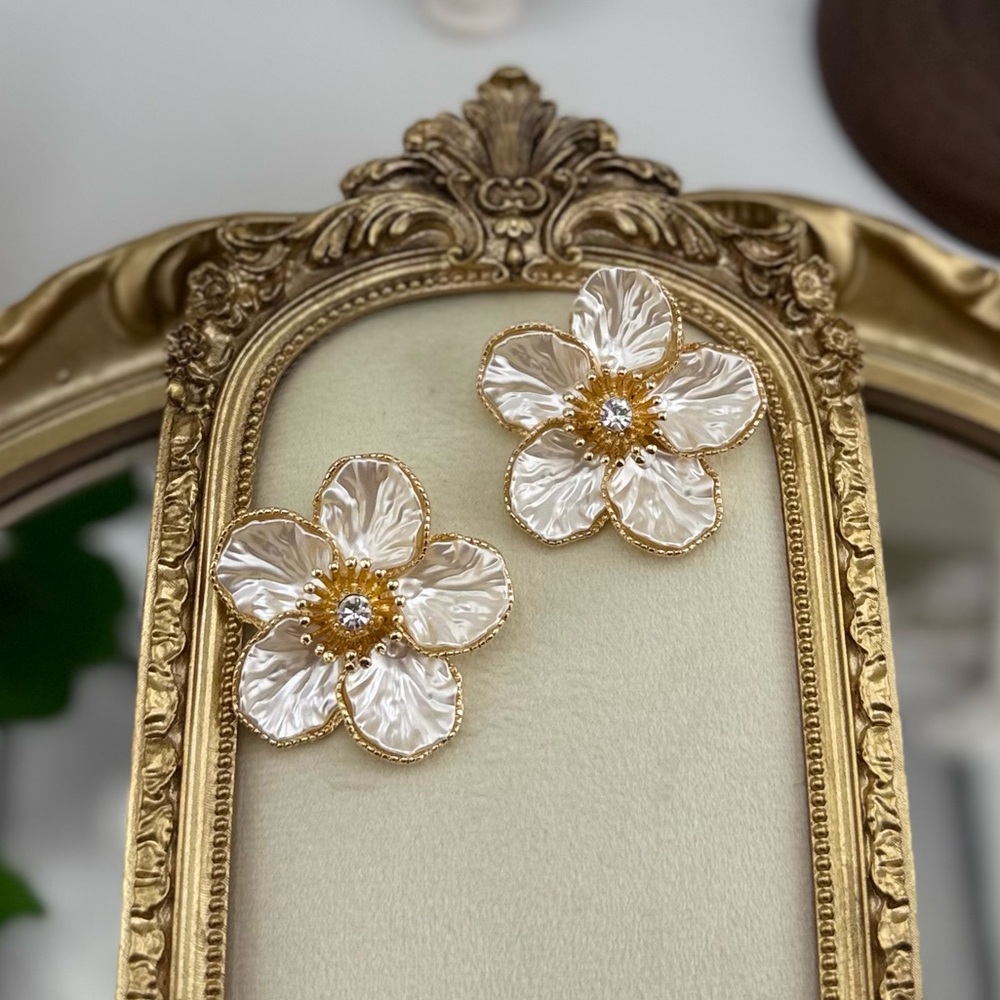 Ivory Floral Statement Earrings – Vintage-Inspired Elegance - Picture 3 of 13